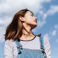 伤感情歌：同片天空，不同的路