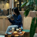 架畔清音：穿梭典籍间的舒缓乐章
