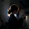 伤感女声：没必要刻意击溃自己呀